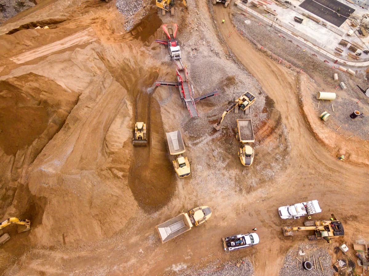 Vista aérea de una gran instalación industrial en construcción