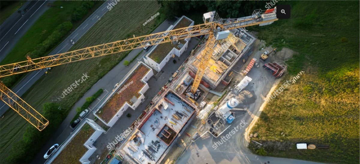 Obra de construcción vista desde arriba con unidades móviles de energía