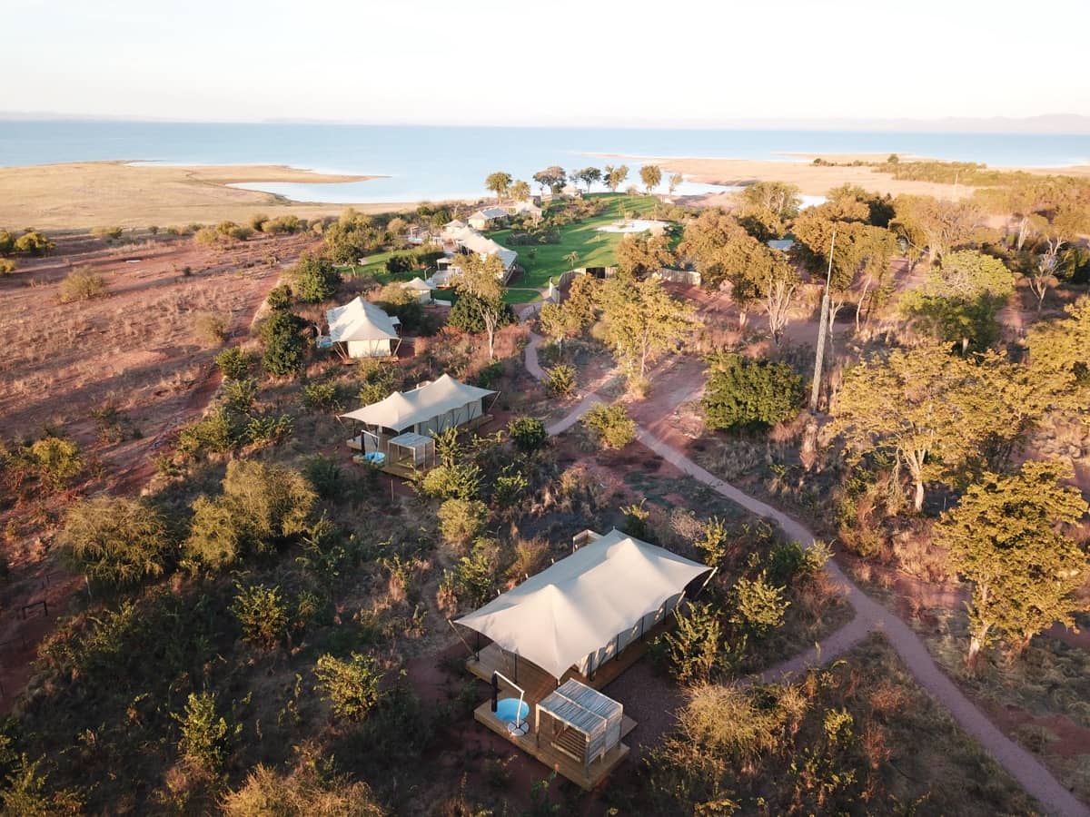 Vista aérea de una instalación off-grid en un entorno verde