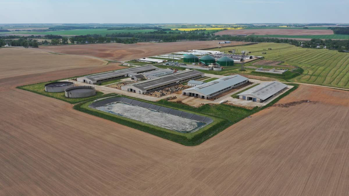 Vista aérea de una gran explotación agrícola con su propia instalación energética
