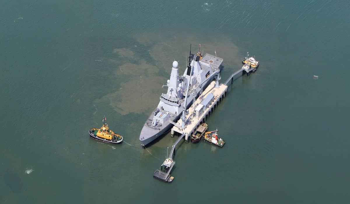 Embarcación naval abastecida por bancos de potencia en contenedor