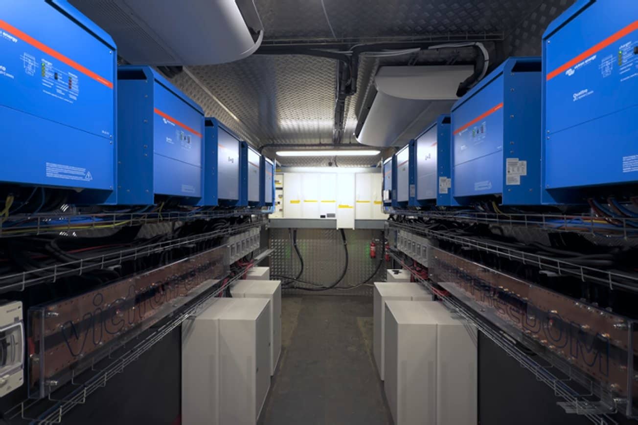 Inversores/cargadores Victron y armarios de baterías instalados en el interior de un contenedor de microrred