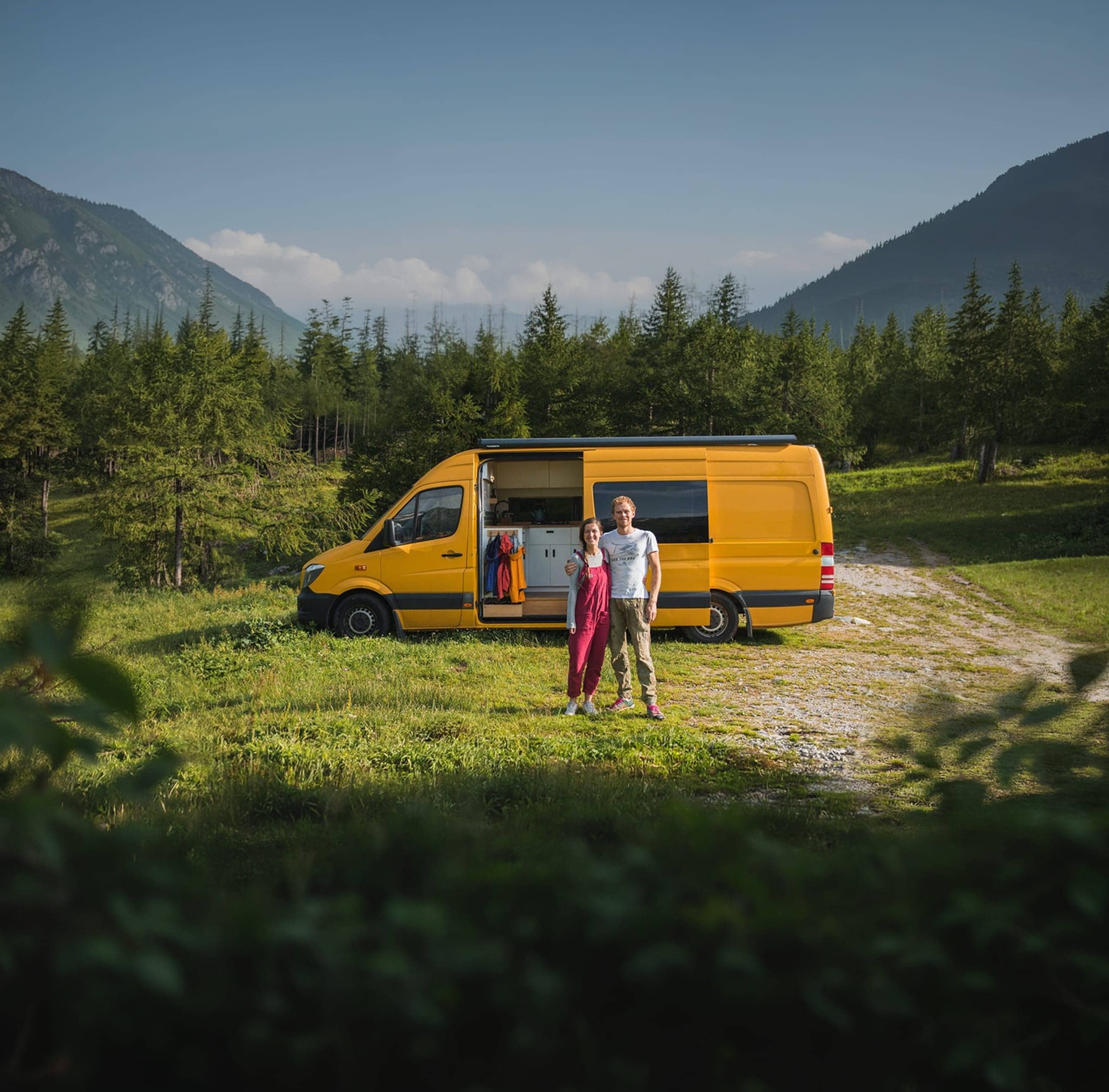 Furgoneta camper amarilla en un paisaje montañoso