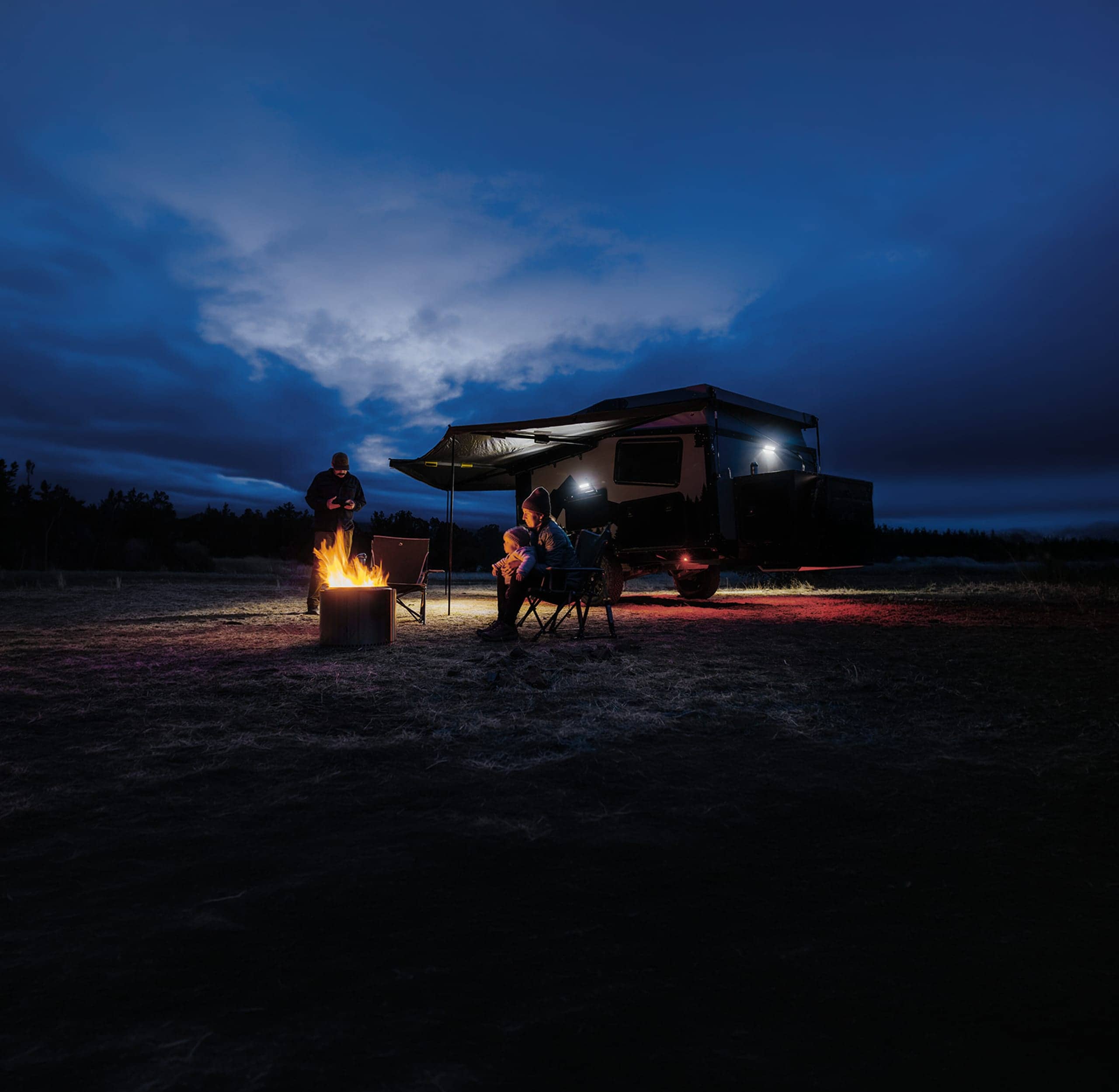 Furgoneta camper familiar aparcada por la noche con luces parpadeantes