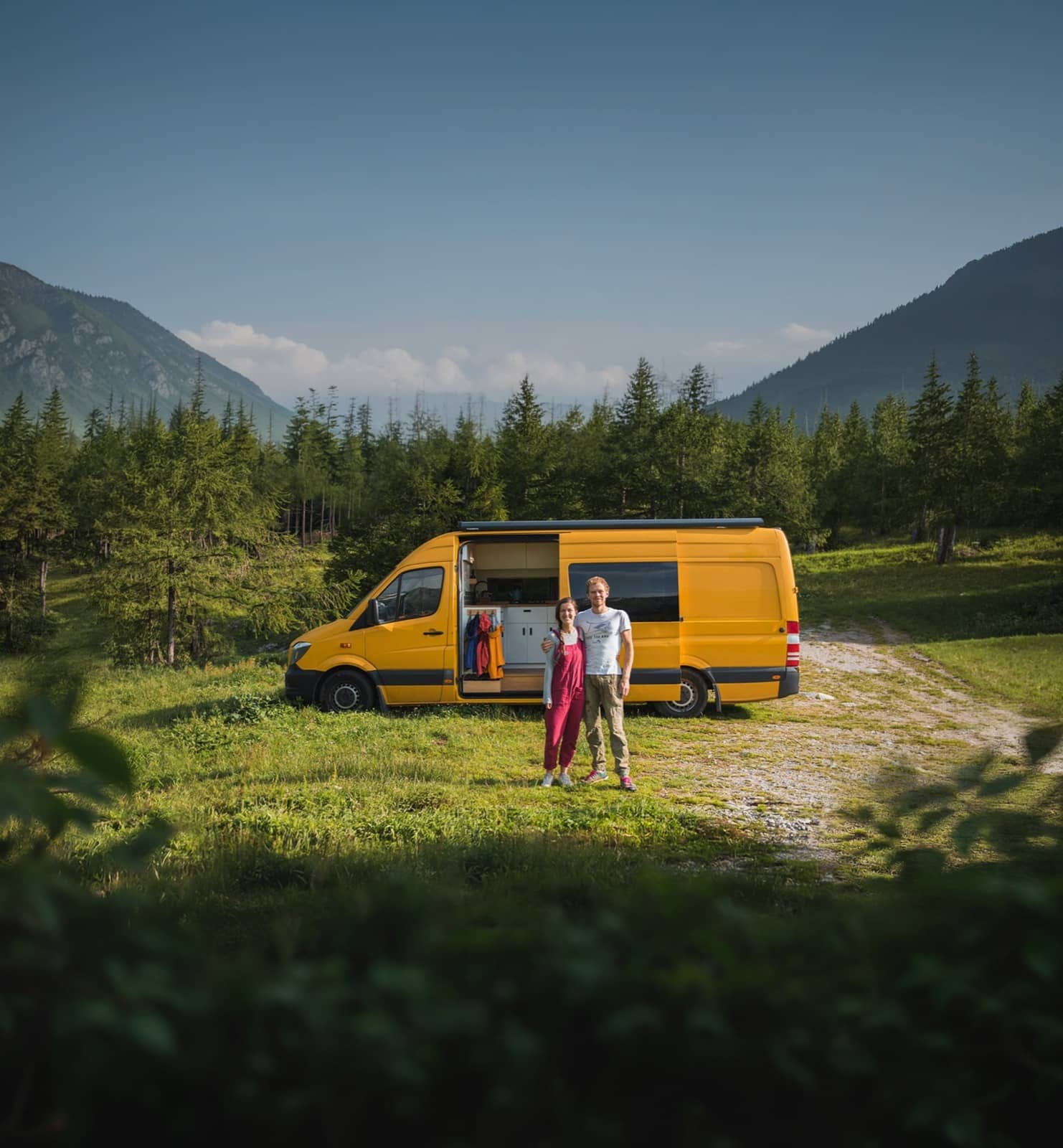 Furgoneta camper amarilla en un paisaje montañoso