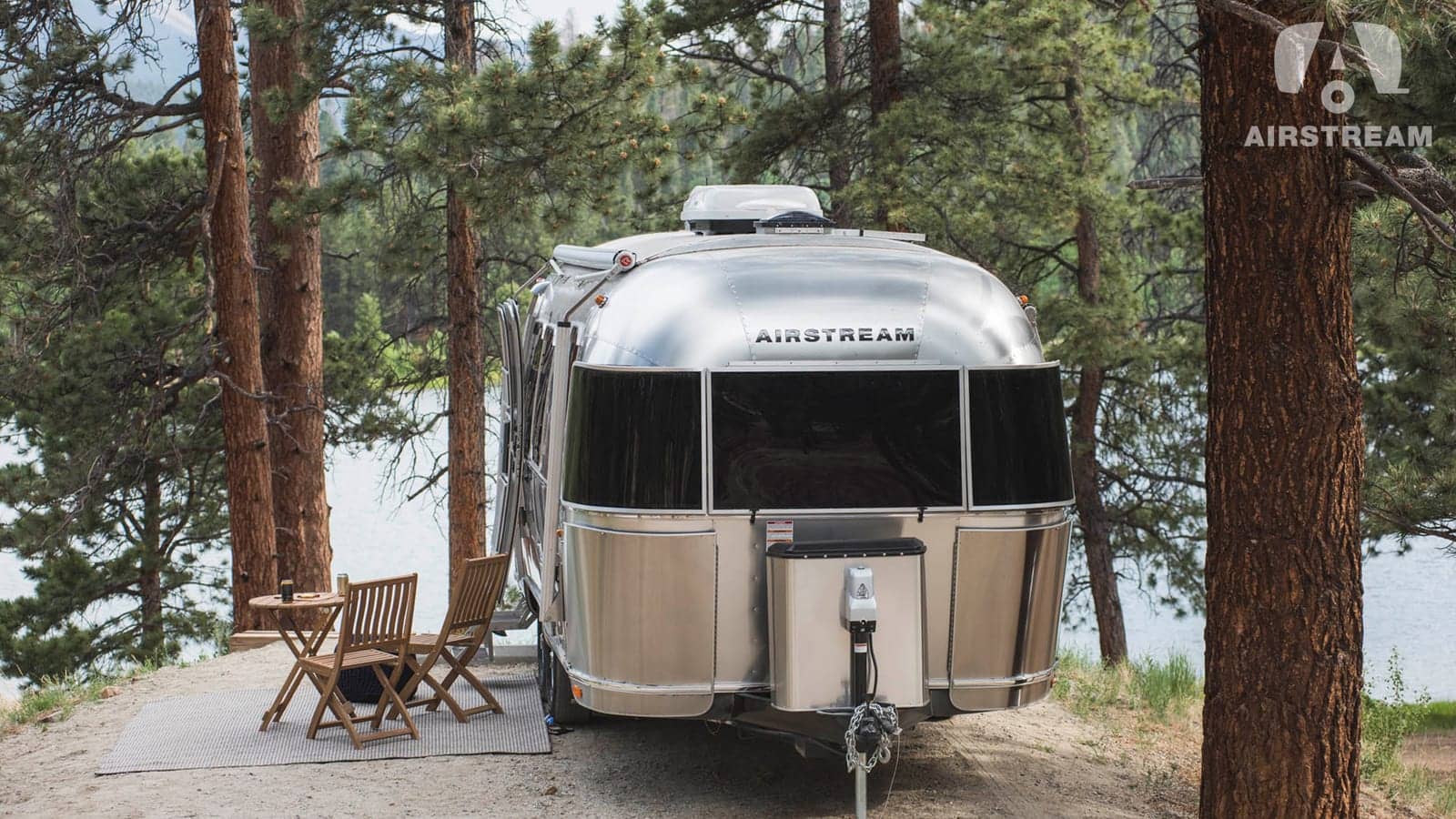 Caravana Airstream en un camping en el bosque