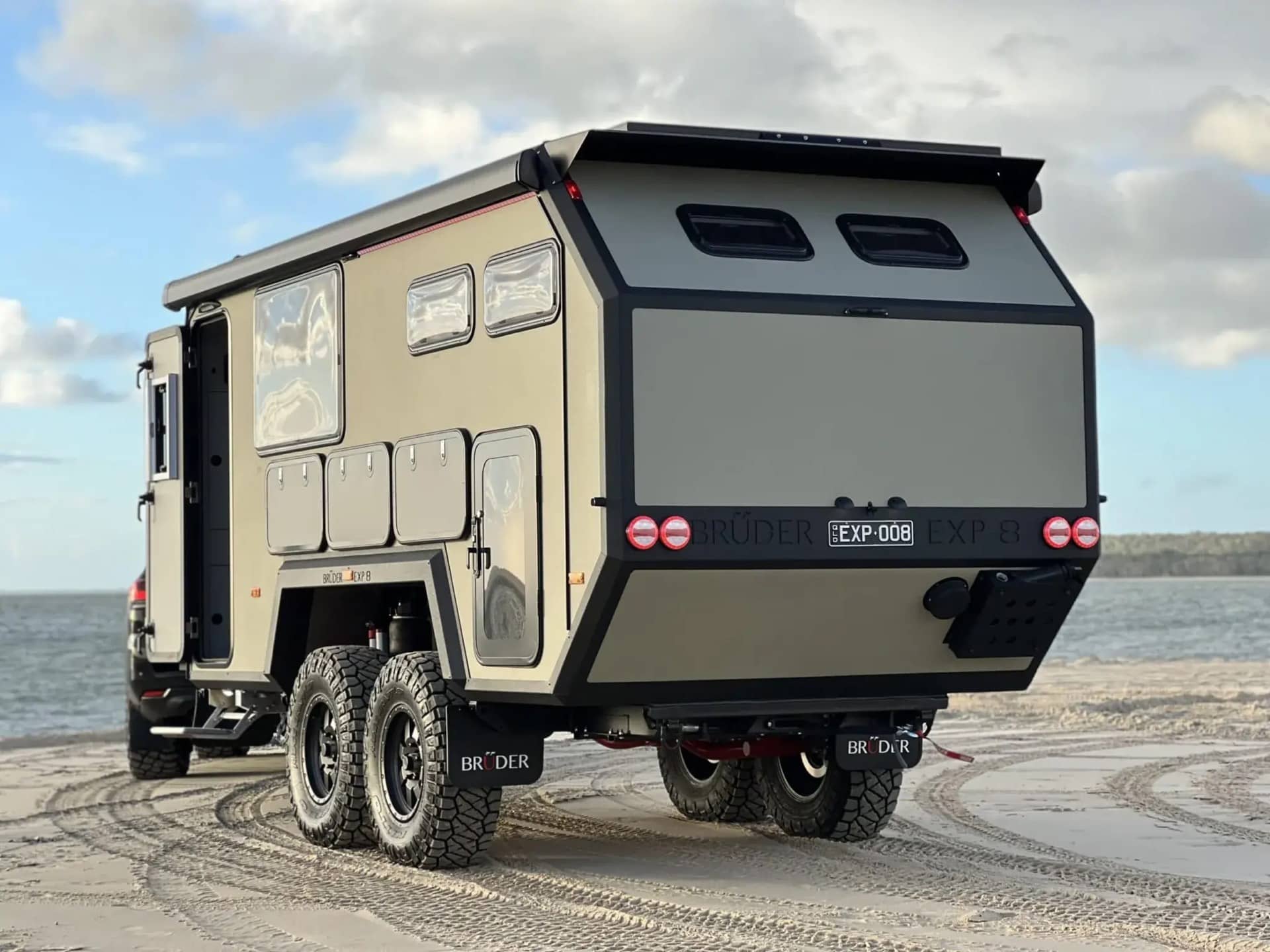 Remolque todoterreno Bruder EXP 8 en una playa