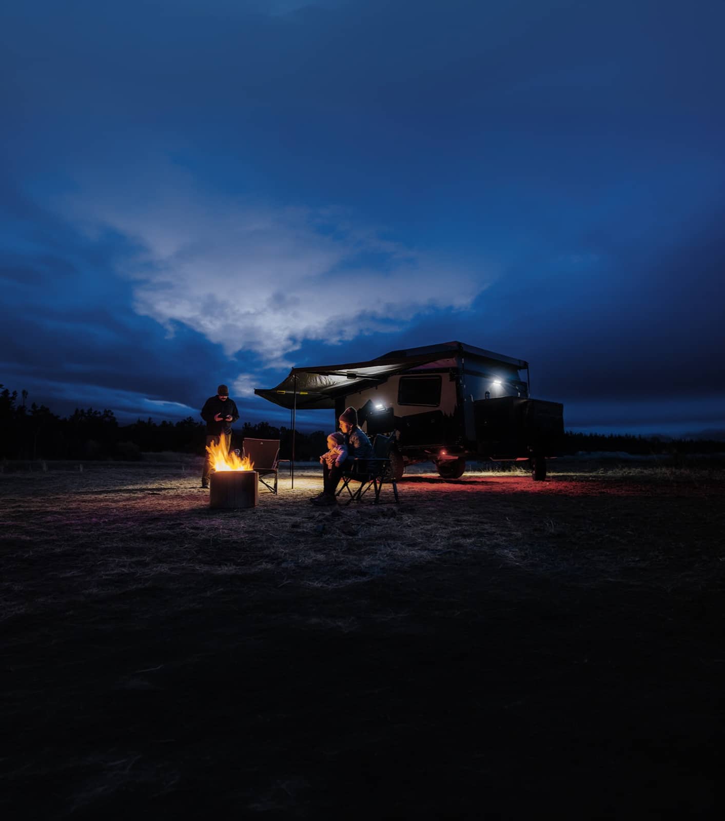 Furgoneta camper familiar aparcada por la noche con luces parpadeantes