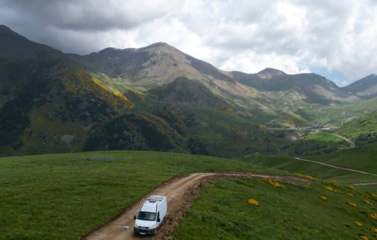 Paneles solares montados en el techo de una autocaravana