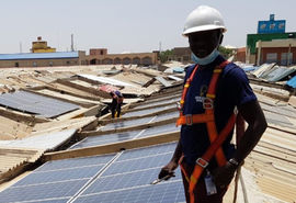 Un supervisor controla la instalación de paneles solares